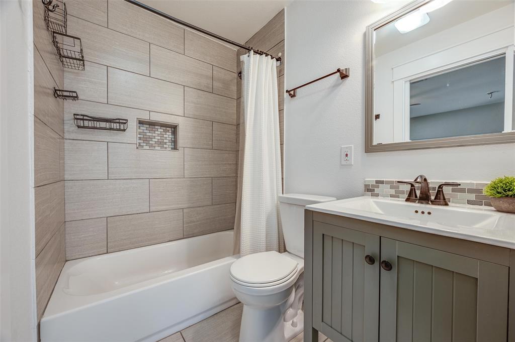 2524 Watauga Road Fort Worth, TX 76111 - Photo 23 of 31 jack and jill bathroom