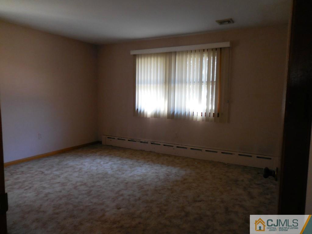 578 Darwin Boulevard Edison, NJ 08820 - Photo 12 of 20 an empty room with windows