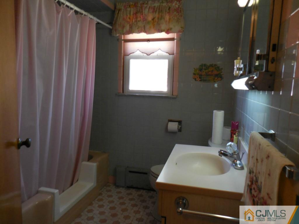 578 Darwin Boulevard Edison, NJ 08820 - Photo 13 of 20 a bathroom with a sink and a toilet