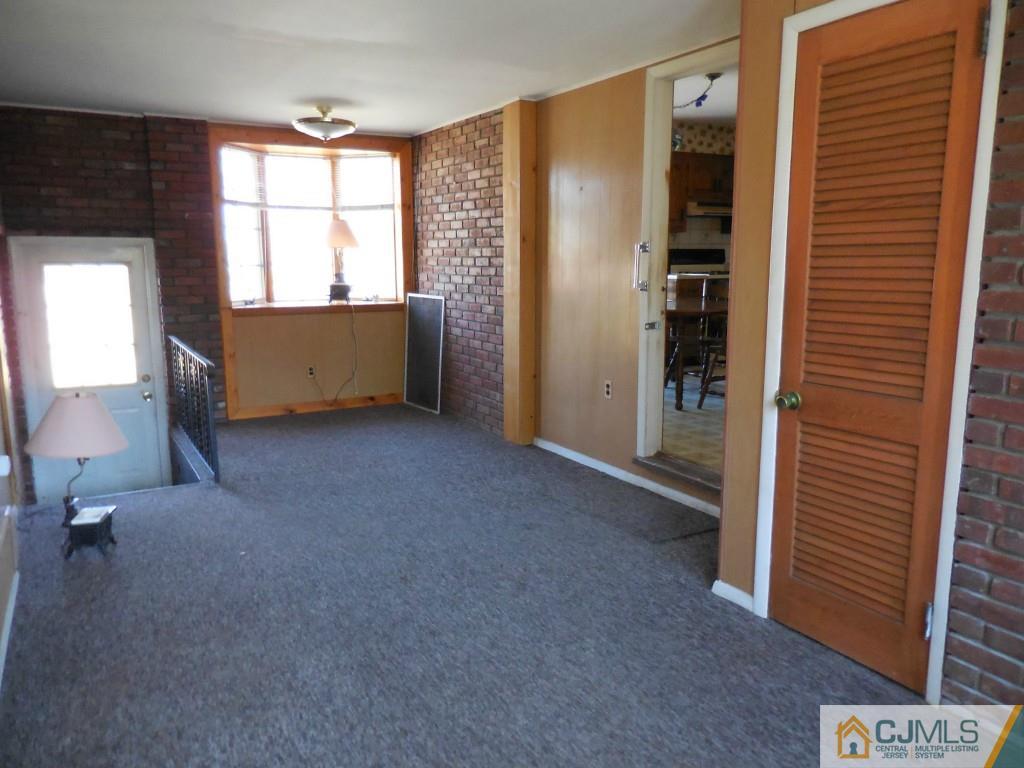 578 Darwin Boulevard Edison, NJ 08820 - Photo 7 of 20 a view of an empty room with a window