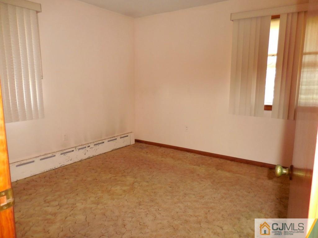 578 Darwin Boulevard Edison, NJ 08820 - Photo 10 of 20 a view of an empty room and a window