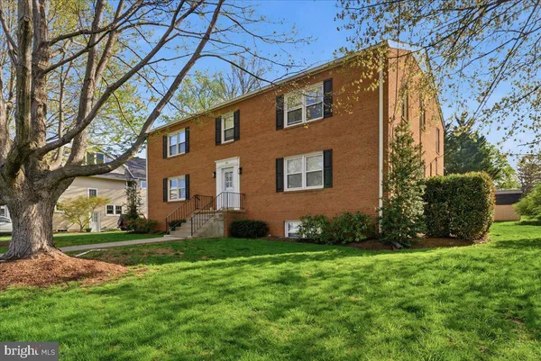 $1,725 | 130 South 29th Street, Unit 2, Purcellville, VA 20132