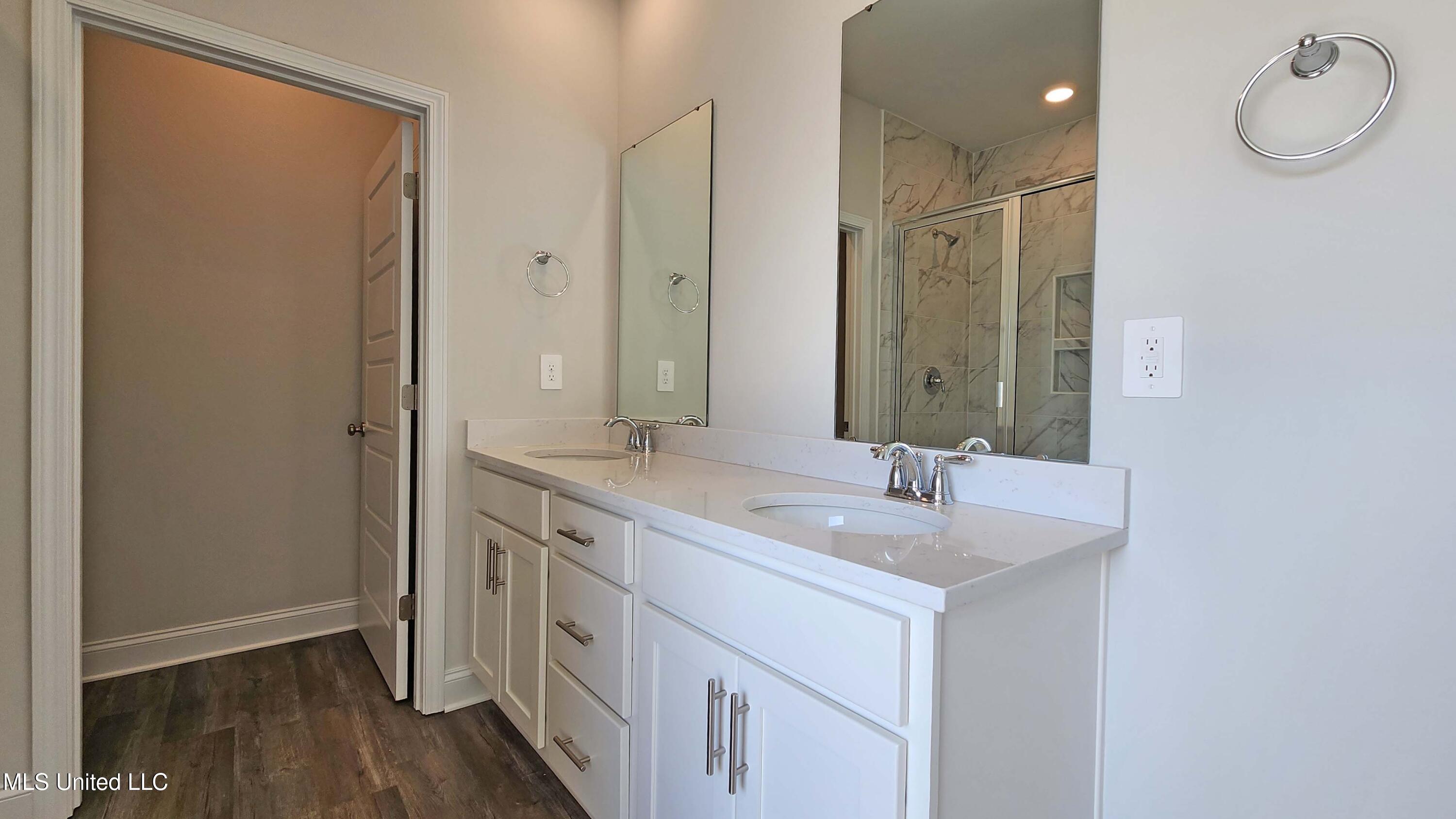 16034 Blue Rdg Drive Gulfport, MS 39503 - Photo 15 of 31 Primary bathroom