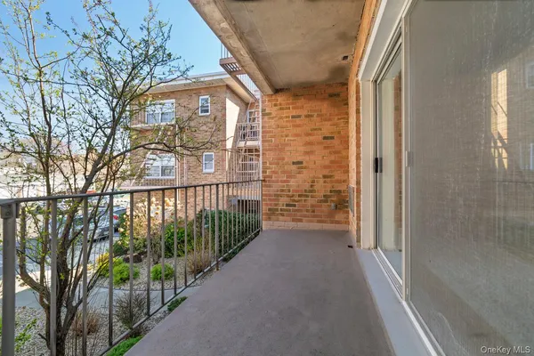 $389,000 | 90 South Park Avenue, Unit B3, Rockville Centre, NY 11570