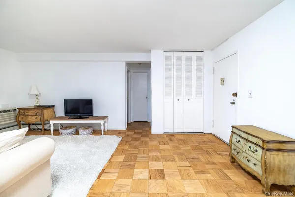 $389,000 | 90 South Park Avenue, Unit B3, Rockville Centre, NY 11570