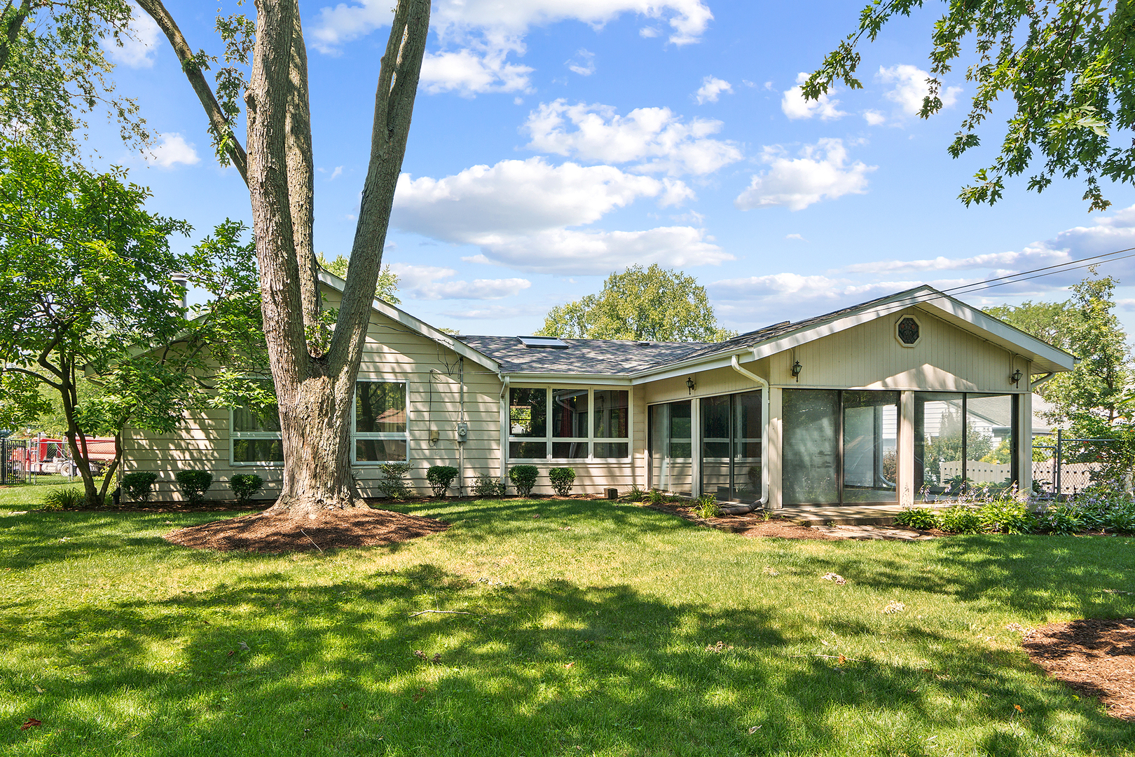 509 Hawthorne Road Frankfort, IL 60423 - Photo 27 of 36 a front view of a house with a garden