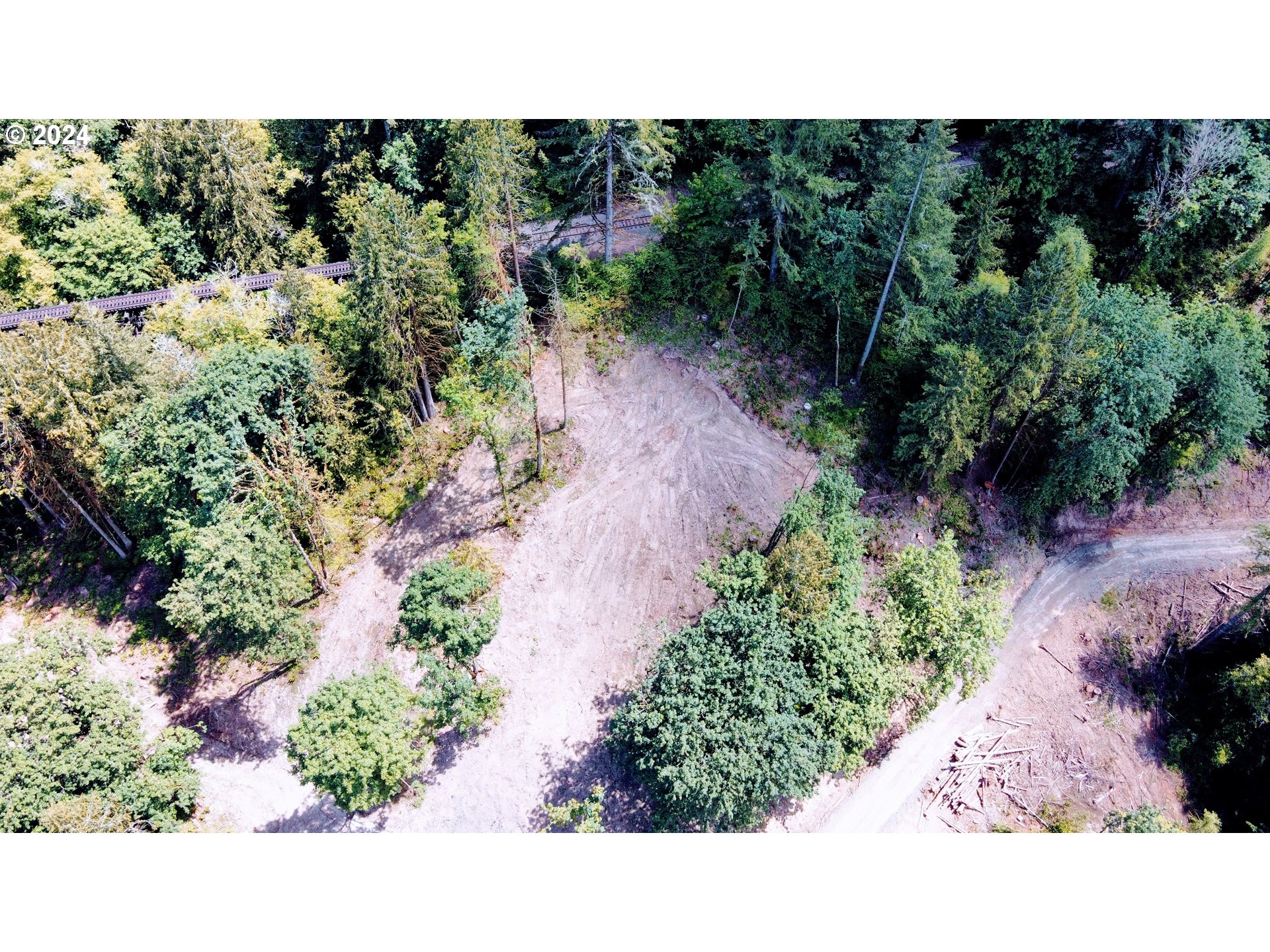 a view of a back yard