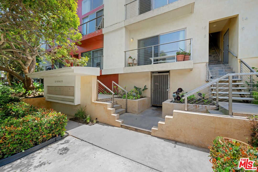 20 Ironsides Street, Unit 8 Marina del Rey, CA 90292 - Photo 4 of 17 a view of a house with a garden