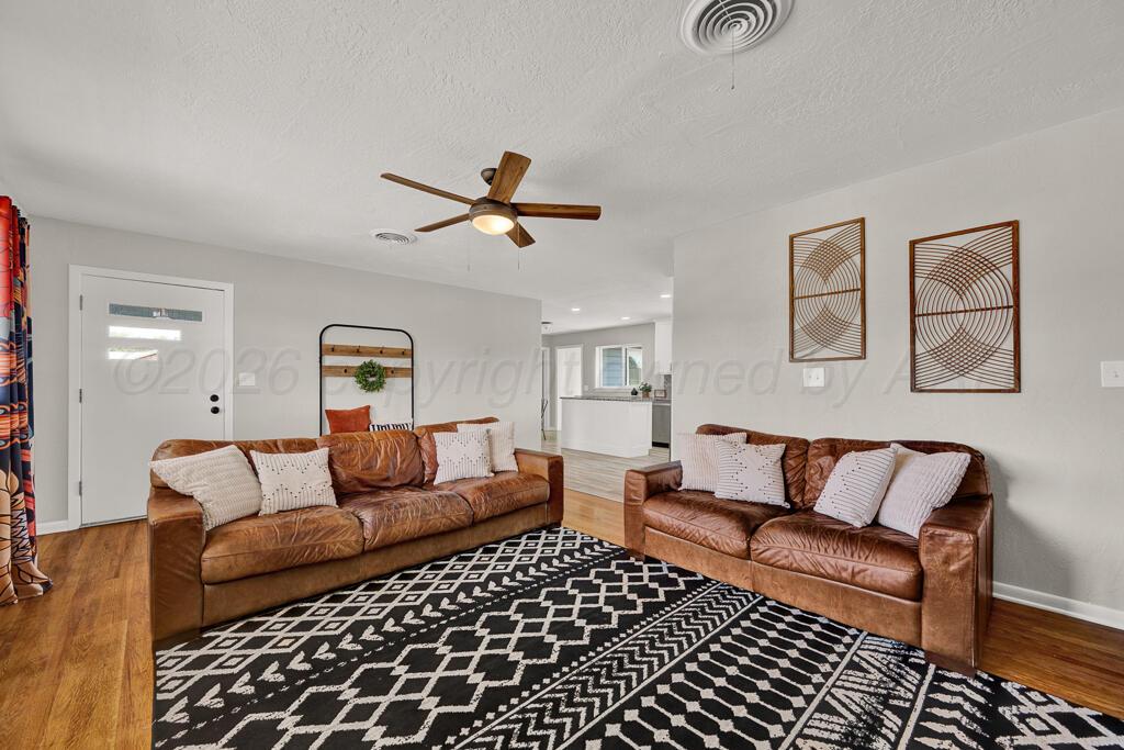 810 Charles Avenue Panhandle, TX 79068 - Photo 9 of 29 living room 2