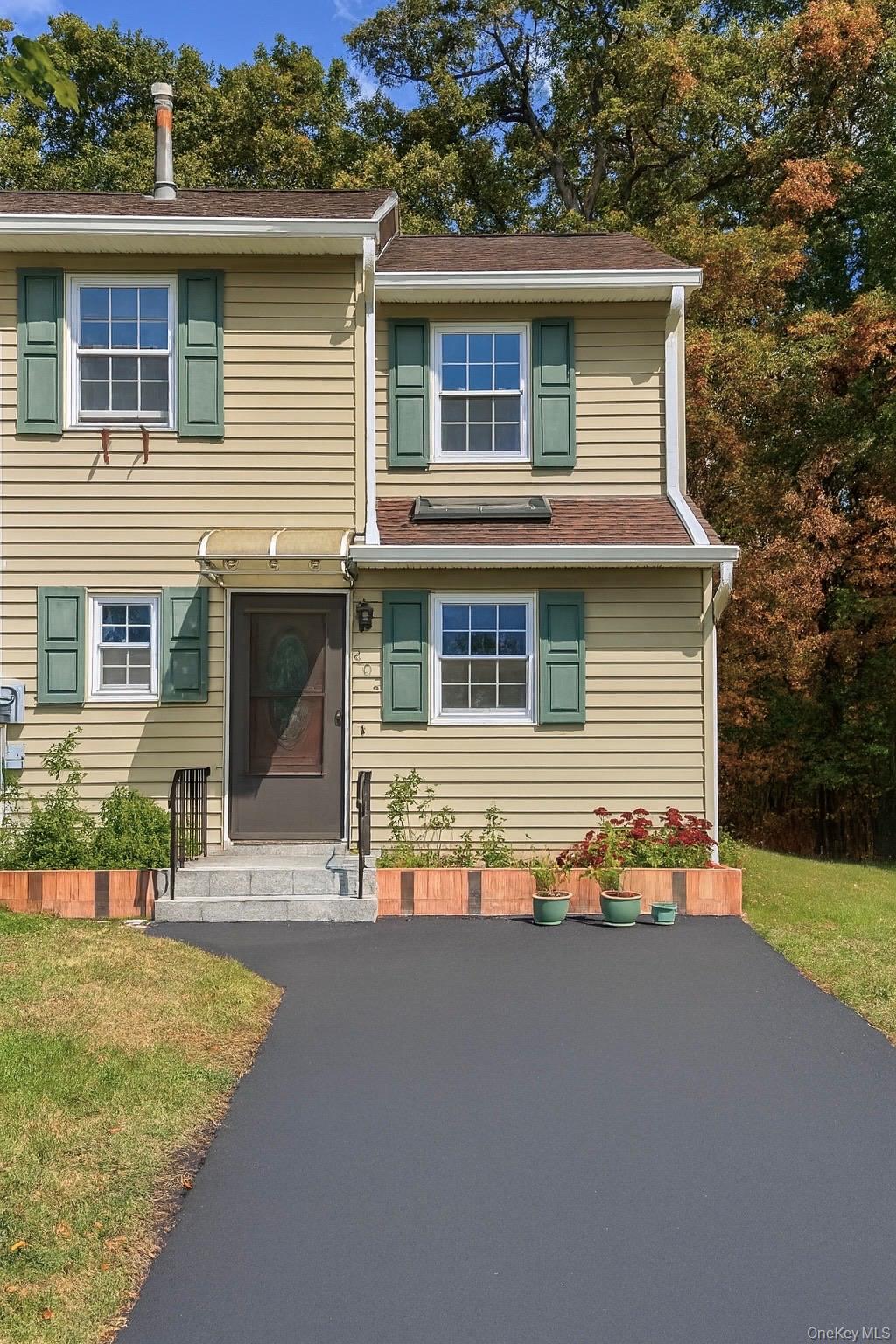 View of front facade featuring a front lawn