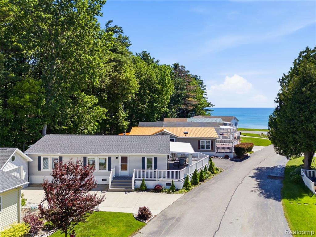 2545 Lakeshore Road Applegate, MI 48401 - Photo 2 of 41