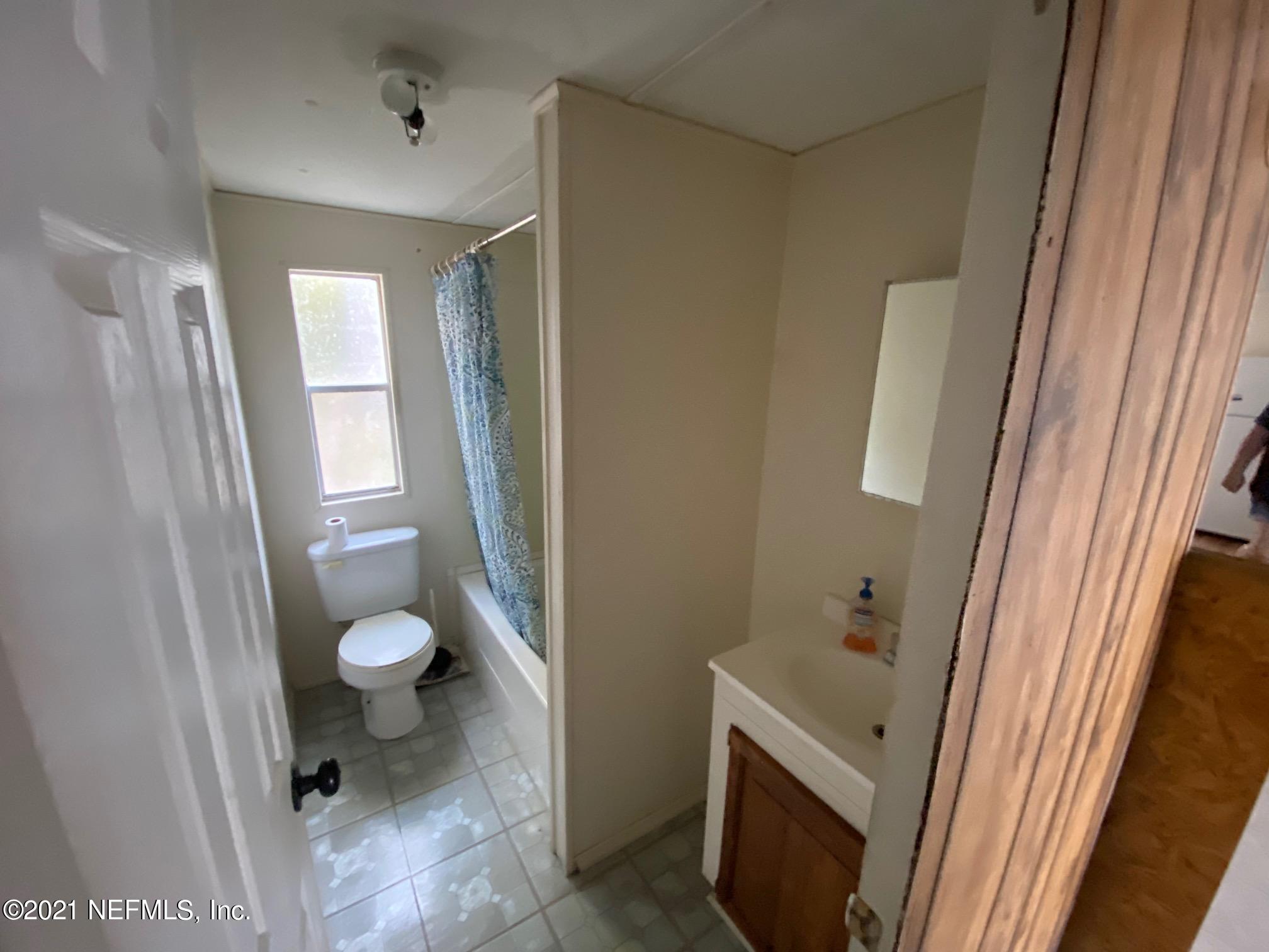196 Indian Lakes Road Hawthorne, FL 32640 - Photo 14 of 27 a bathroom with a sink and a toilet