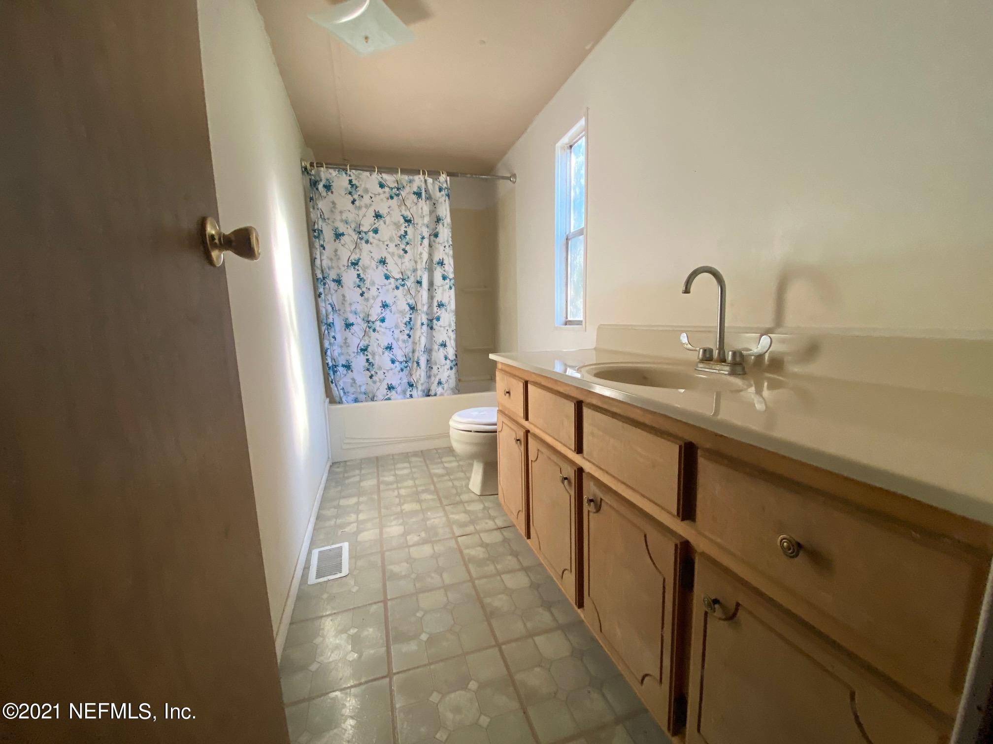 196 Indian Lakes Road Hawthorne, FL 32640 - Photo 17 of 27 a bathroom with a sink a toilet and shower