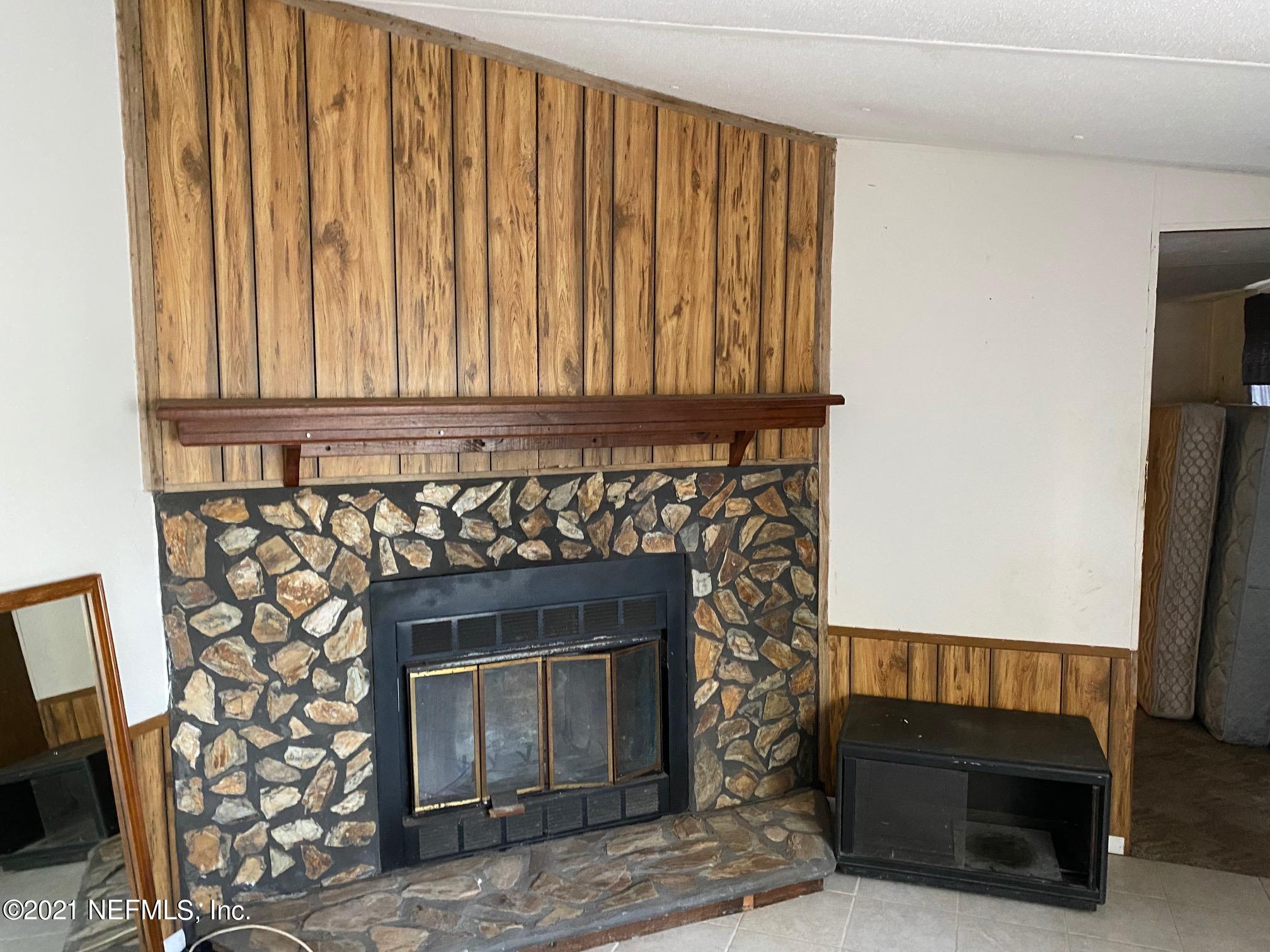 196 Indian Lakes Road Hawthorne, FL 32640 - Photo 20 of 27 a fireplace with window