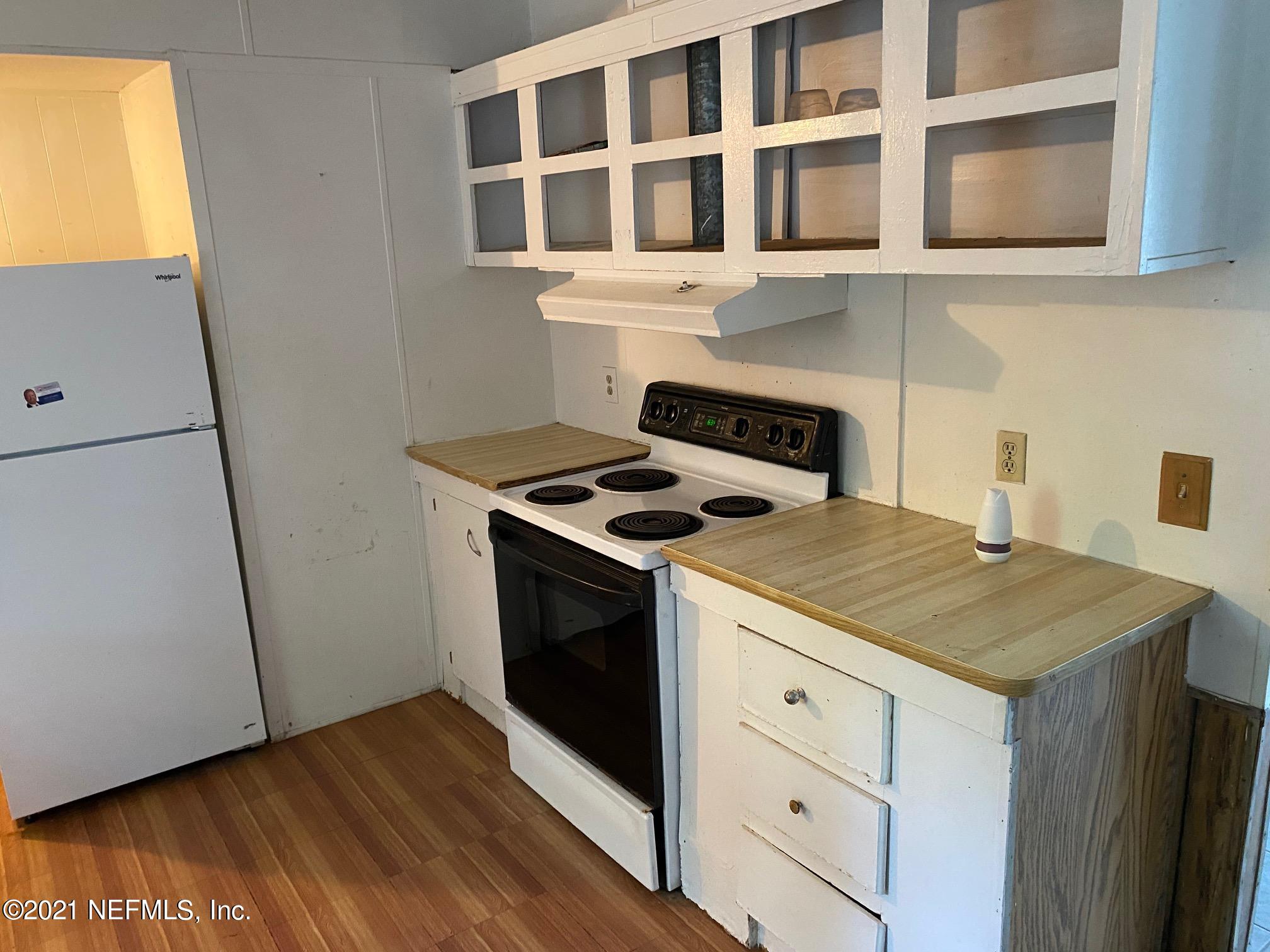 196 Indian Lakes Road Hawthorne, FL 32640 - Photo 24 of 27 a kitchen with a stove and a microwave