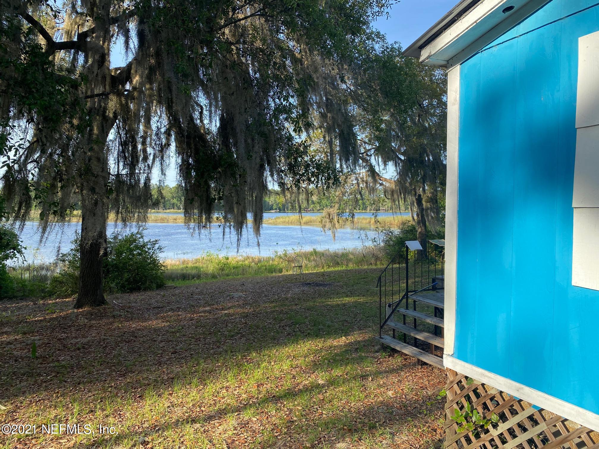 196 Indian Lakes Road Hawthorne, FL 32640 - Photo 4 of 27 a view of a water fountain