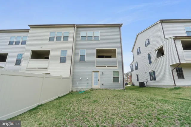 a view of a house with backyard