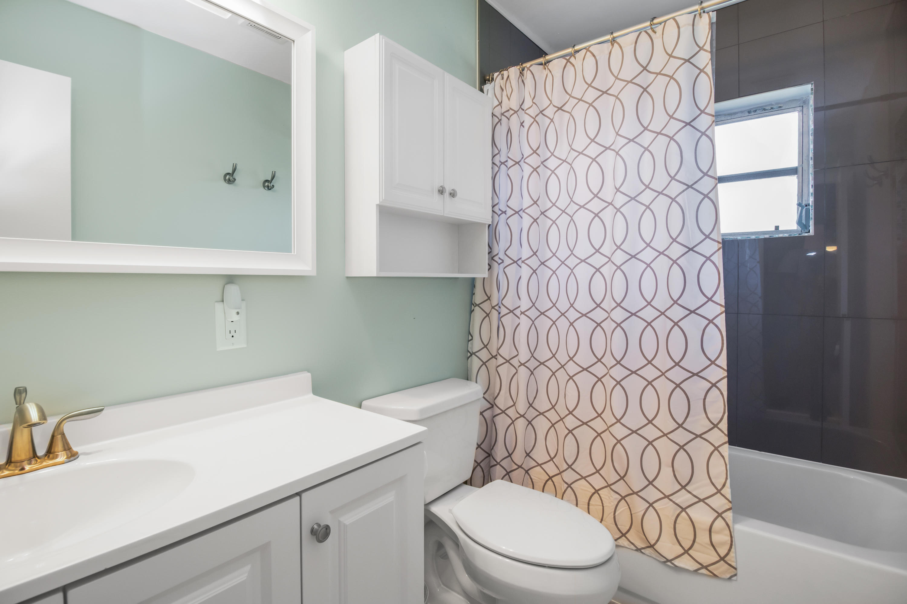 22576 Lanyard Street Boca Raton, FL 33428 - Photo 34 of 47 Bathroom 2 tub & shower