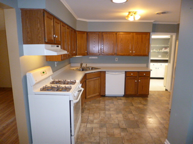 809 St Andrews Drive Crete, IL 60417 - Photo 7 of 24 a kitchen with a stove and a refrigerator