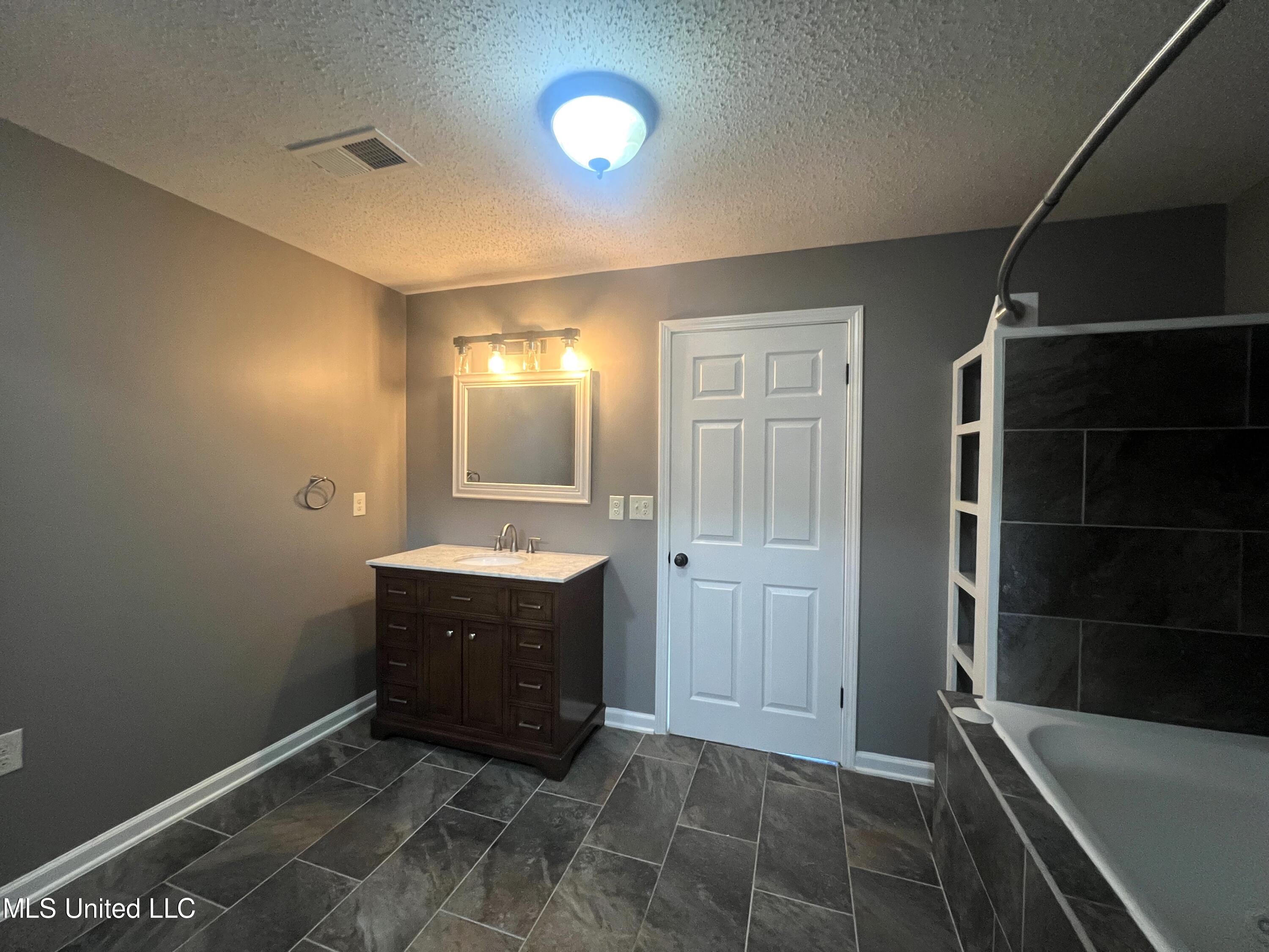 425 Fields Road Byhalia, MS 38611 - Photo 12 of 34 Master Bath 3a
