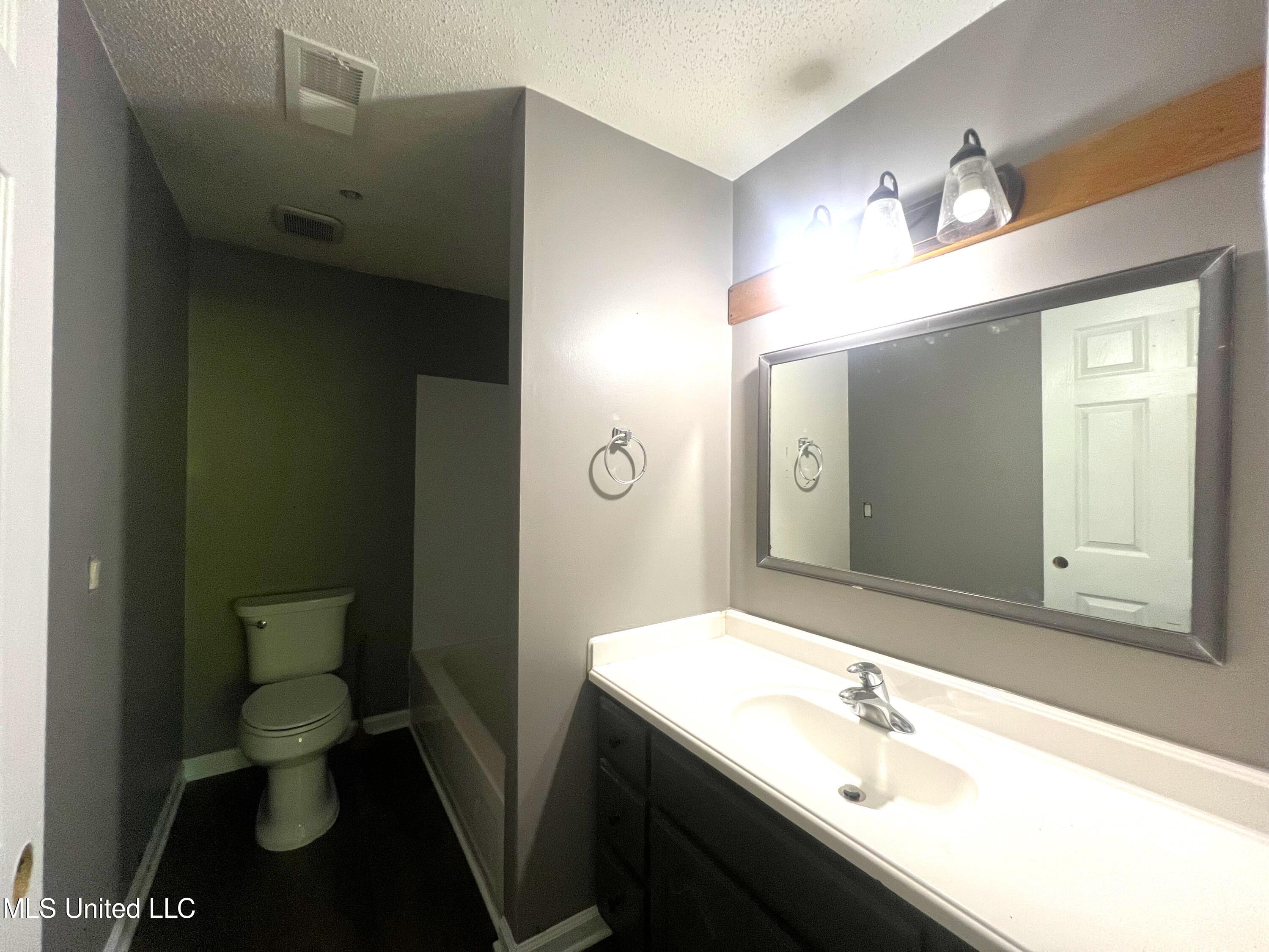 425 Fields Road Byhalia, MS 38611 - Photo 20 of 34 Bathroom 2