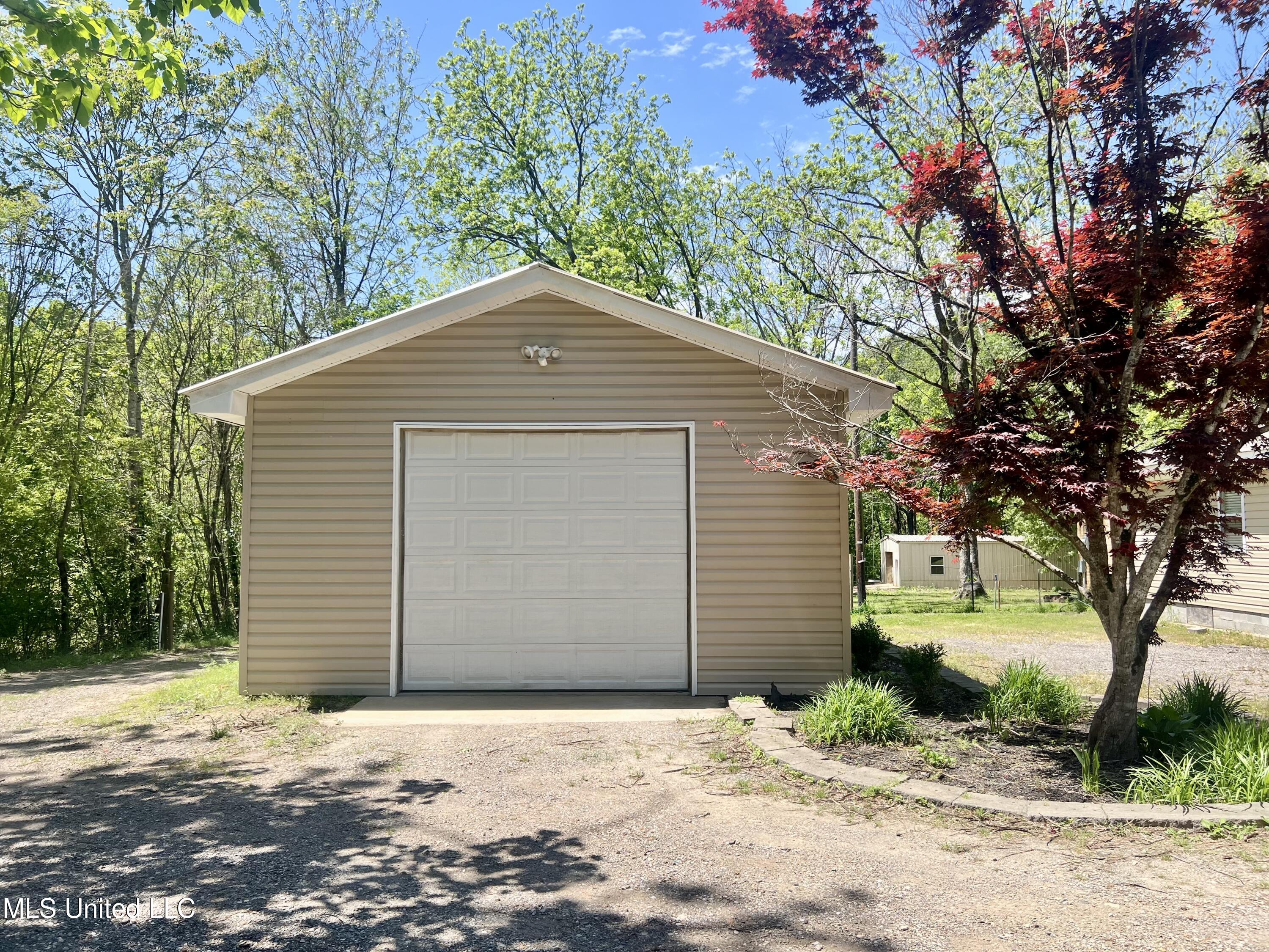 425 Fields Road Byhalia, MS 38611 - Photo 22 of 34 Garage