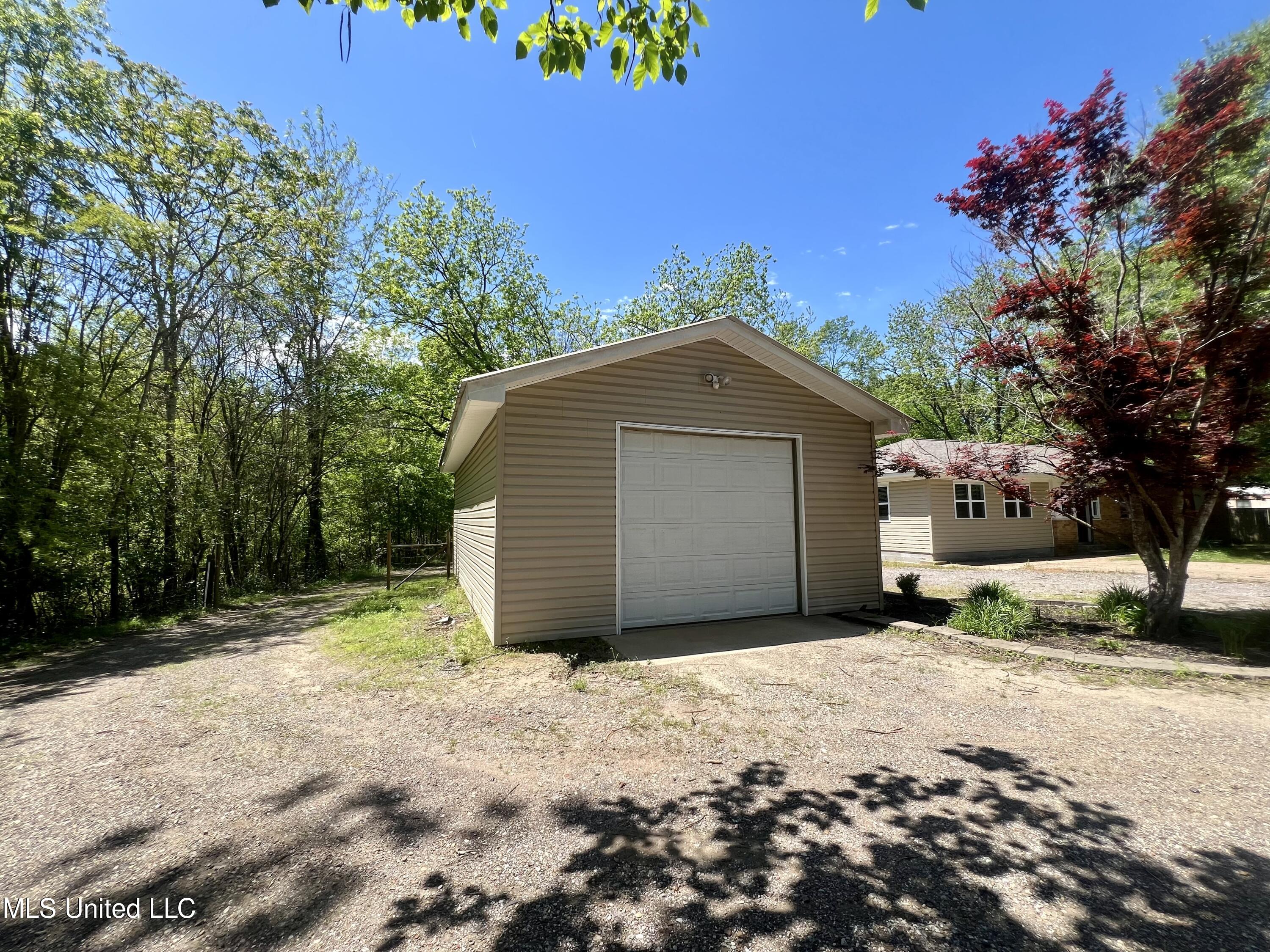 425 Fields Road Byhalia, MS 38611 - Photo 23 of 34 Garage 3