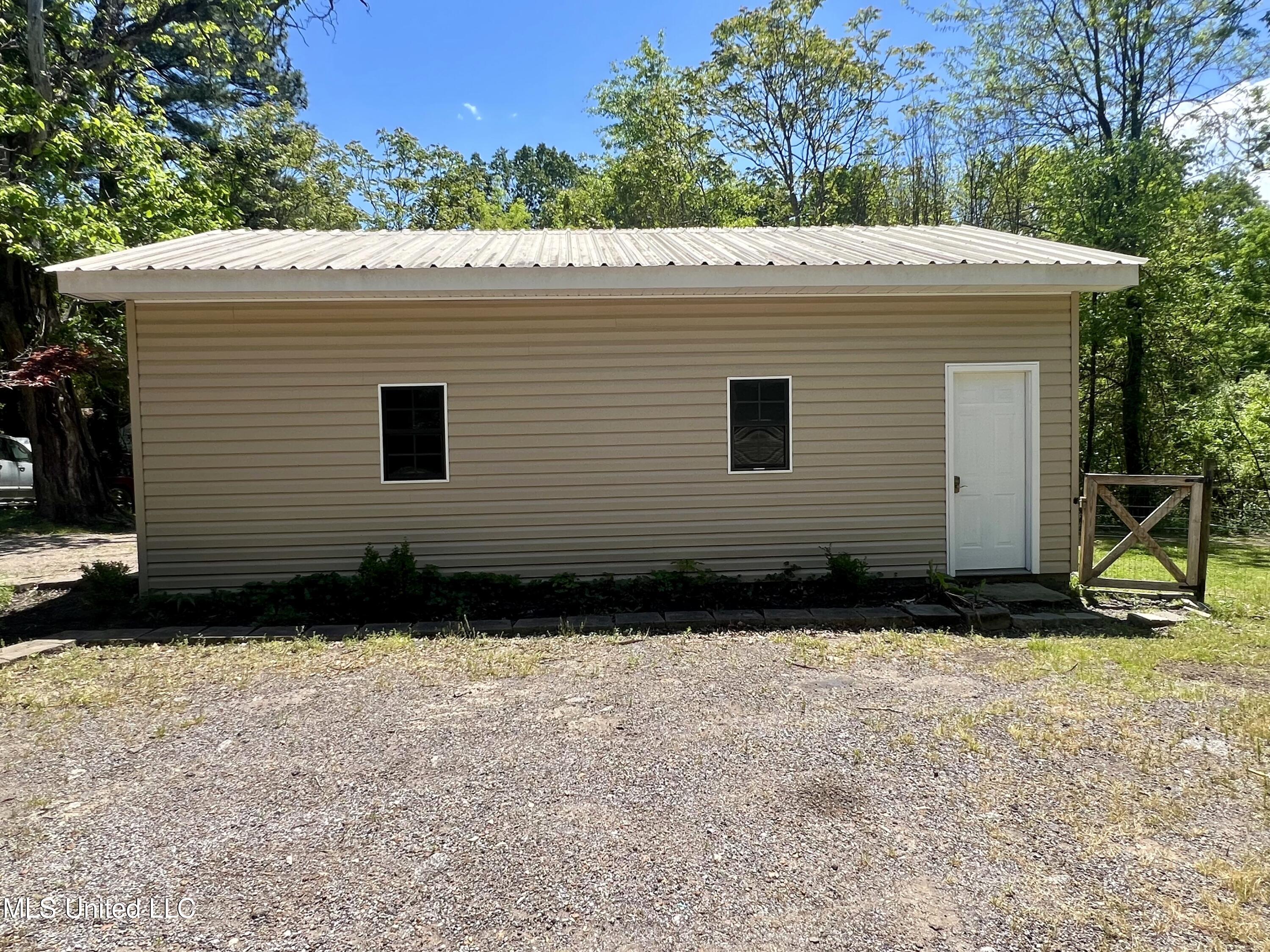 425 Fields Road Byhalia, MS 38611 - Photo 24 of 34 Garage 4