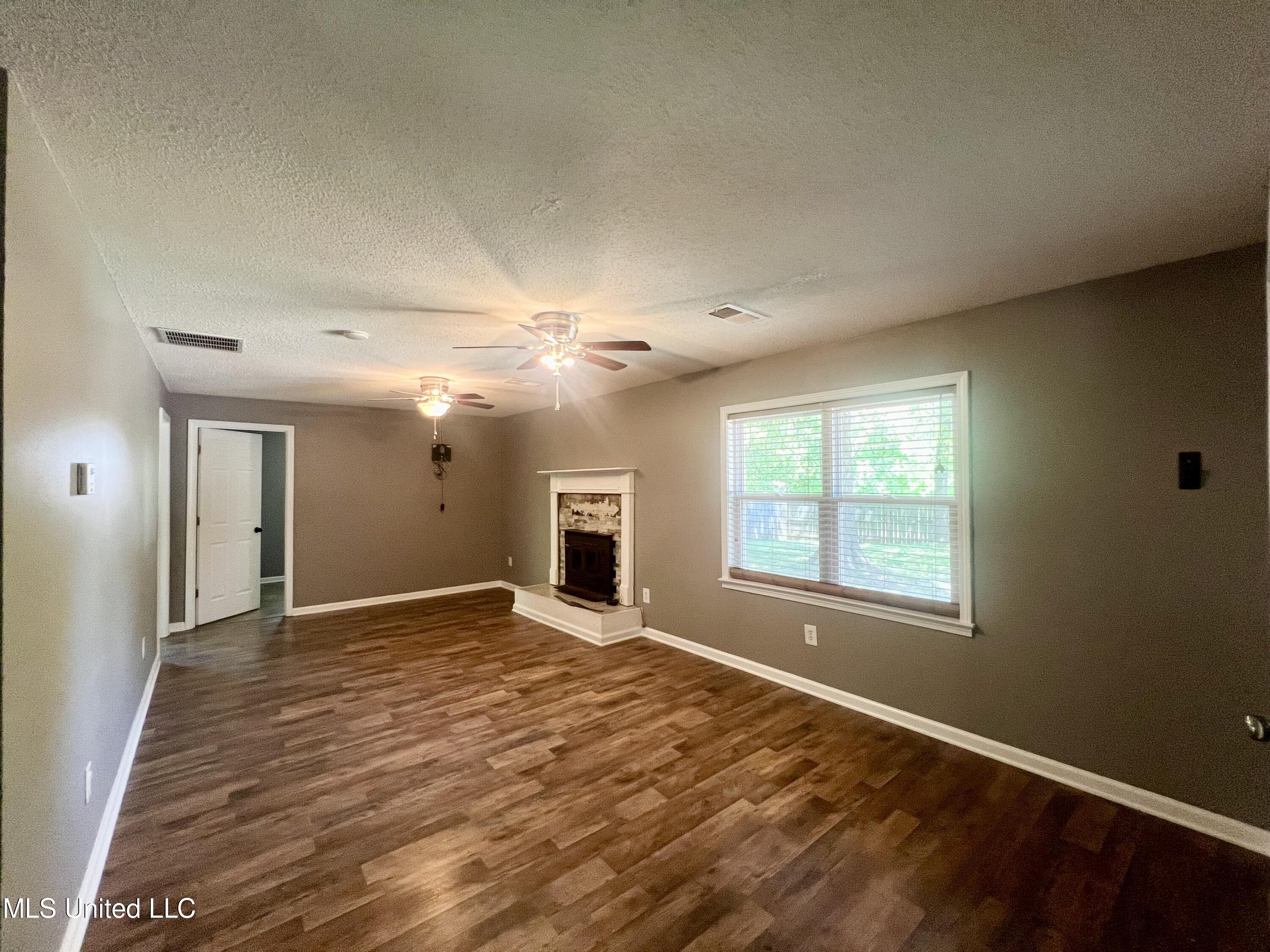 425 Fields Road Byhalia, MS 38611 - Photo 3 of 34 Living Room 3