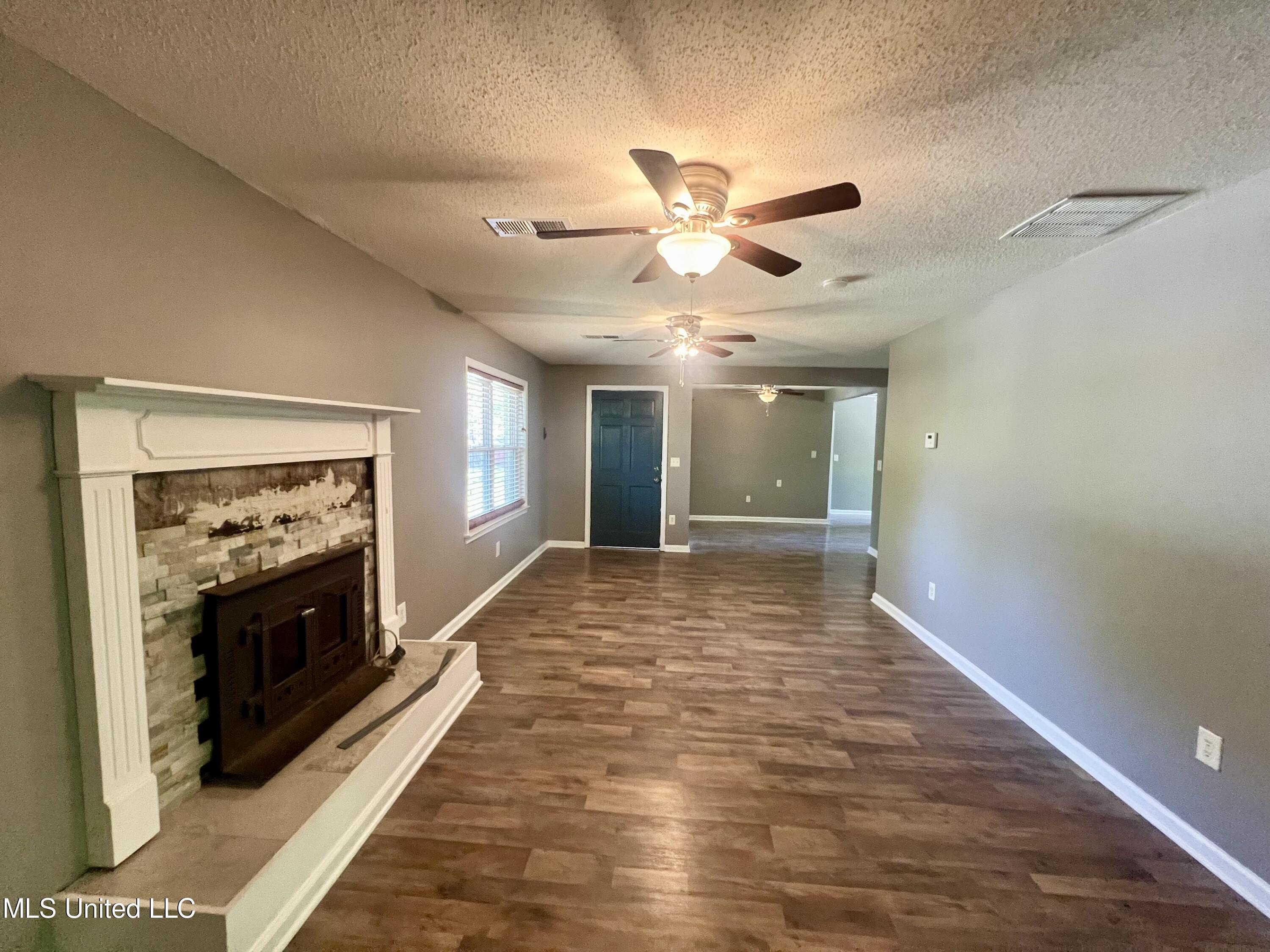 425 Fields Road Byhalia, MS 38611 - Photo 4 of 34 LIving Room 5