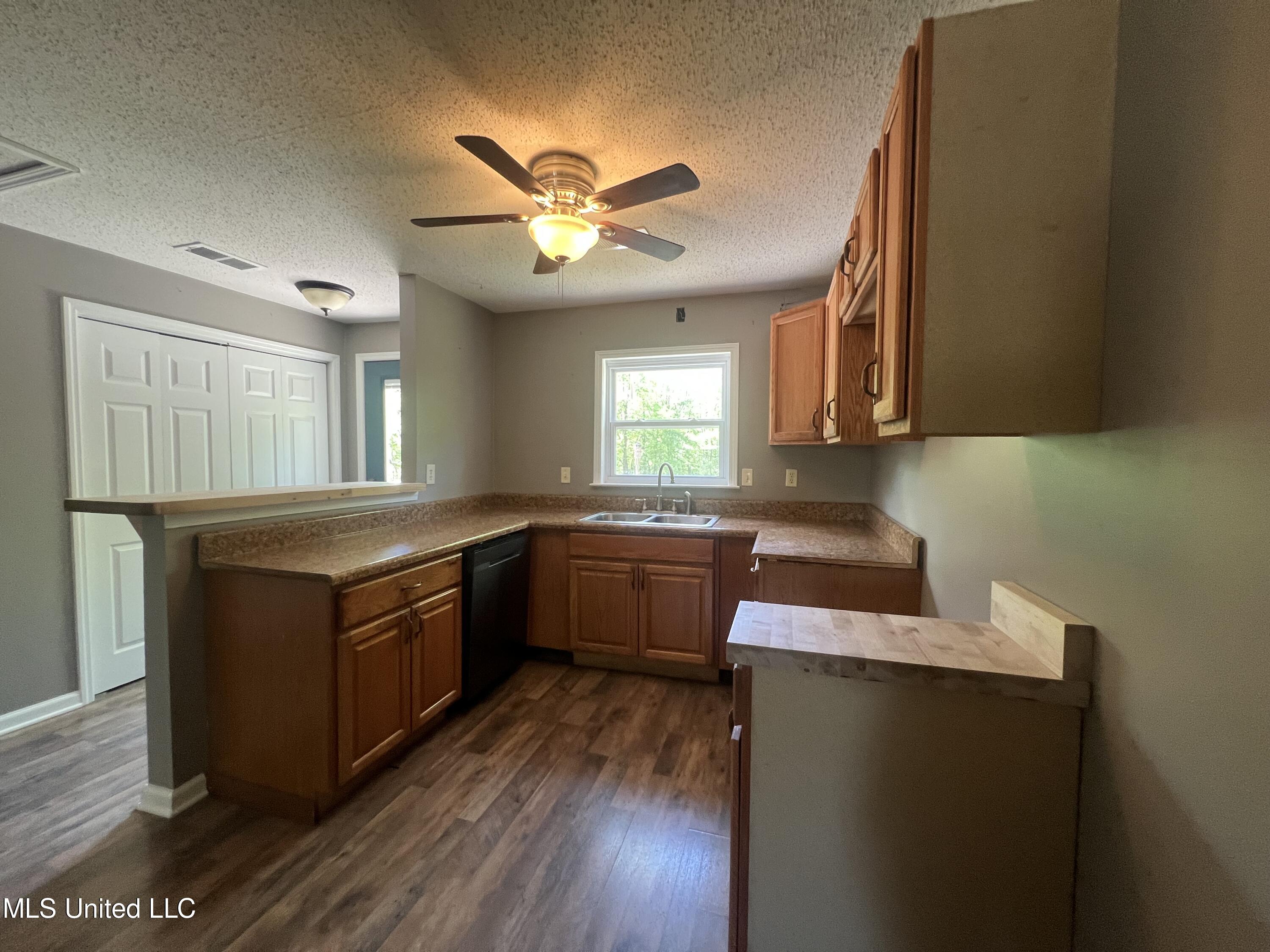 425 Fields Road Byhalia, MS 38611 - Photo 7 of 34 Kitchen 5