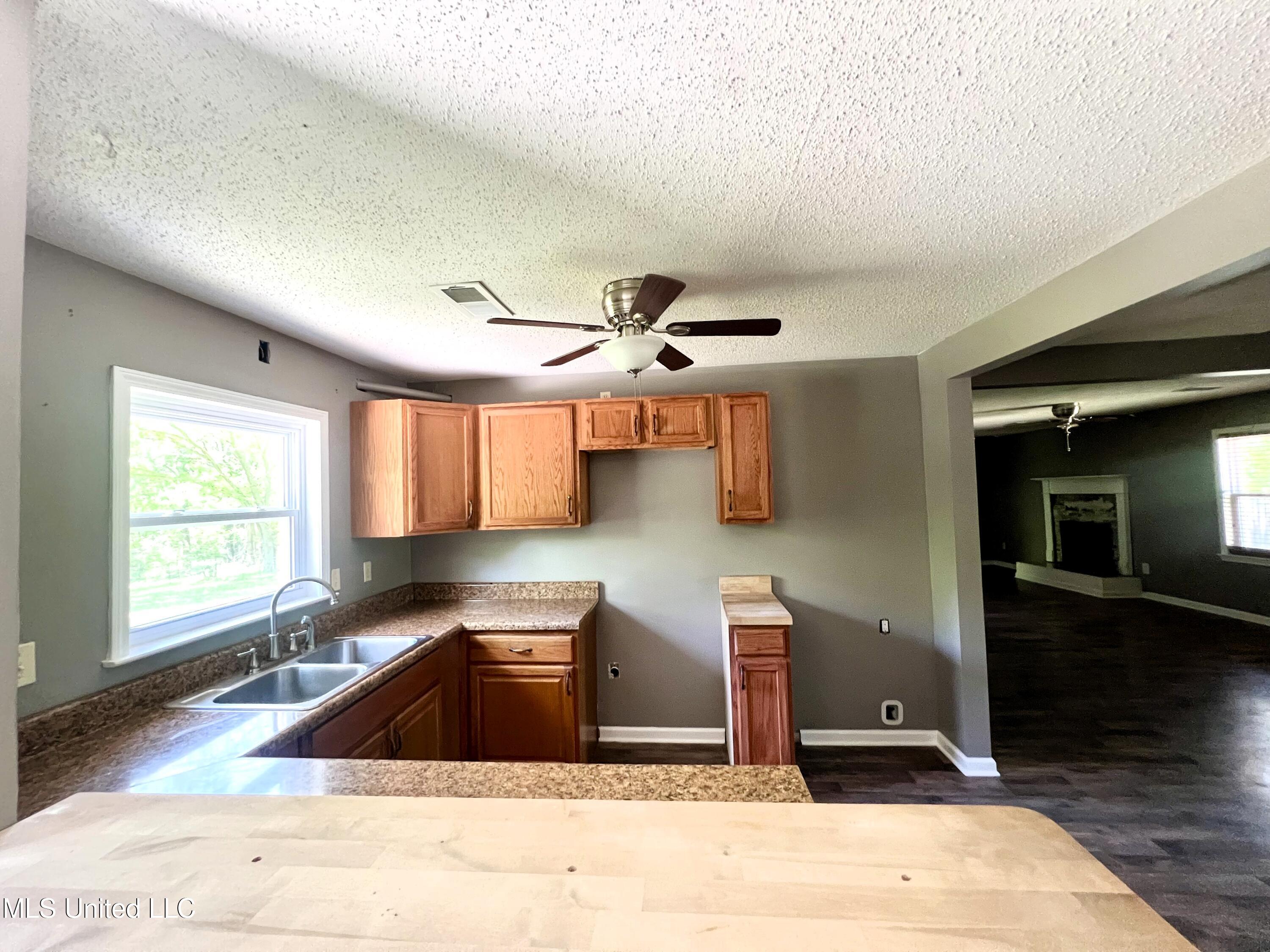 425 Fields Road Byhalia, MS 38611 - Photo 8 of 34 Kitchen