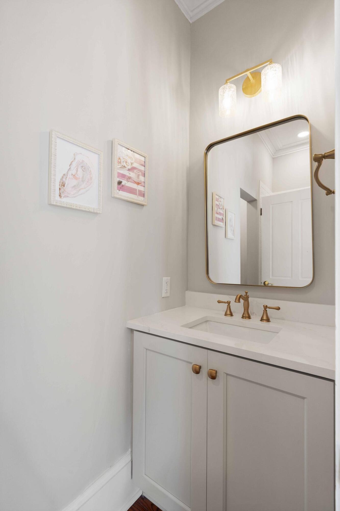 100 Queen Street Charleston, SC 29401 - Photo 31 of 58 Guest Room En Suite Bathroom