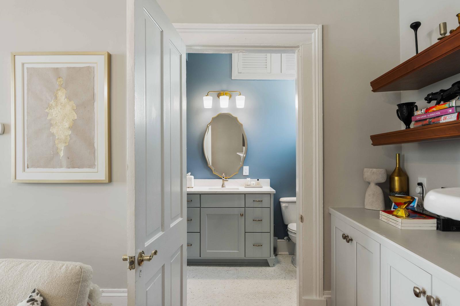 100 Queen Street Charleston, SC 29401 - Photo 10 of 58 Half Bath off Living Room