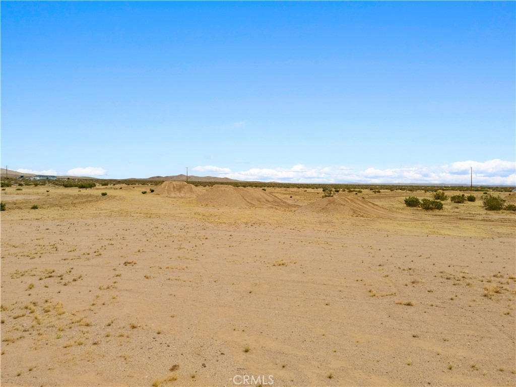 4625813 Drifting Sands Road Adelanto, CA 92301 - Photo 15 of 20