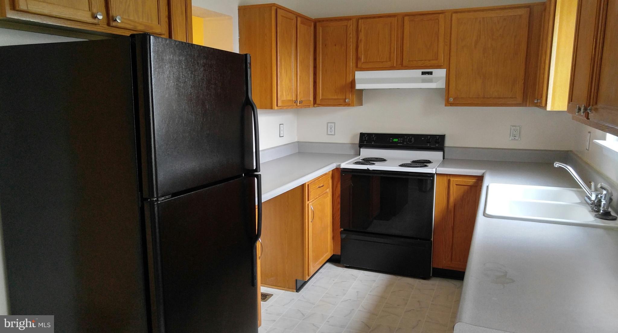 102 Chatham Square Winchester, VA 22601 - Photo 7 of 29 a kitchen with a refrigerator and a stove