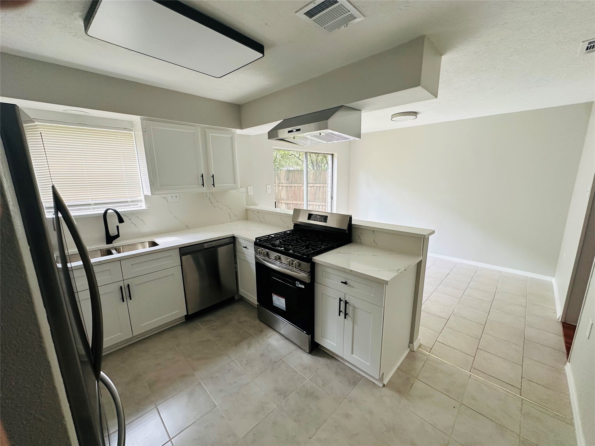 44 Yewleaf Road The Woodlands, TX 77381 - Photo 10 of 33 Gallery Image 10