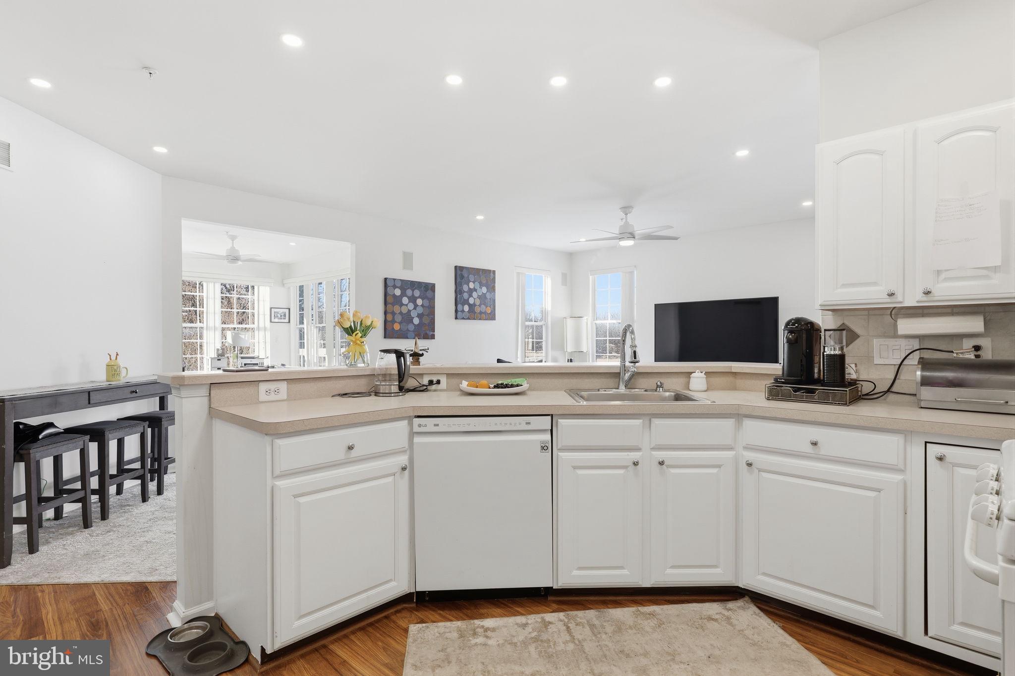 1136 Maxwell Manor Warminster, PA 18974 - Photo 15 of 41 Kitchen