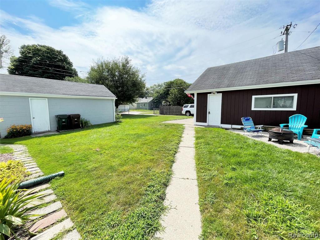 2111 Ridgemont Road Grosse Pointe Woods, MI 48236 - Photo 21 of 28