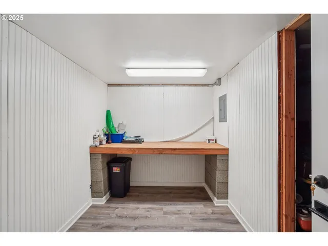 a view of livingroom with furniture