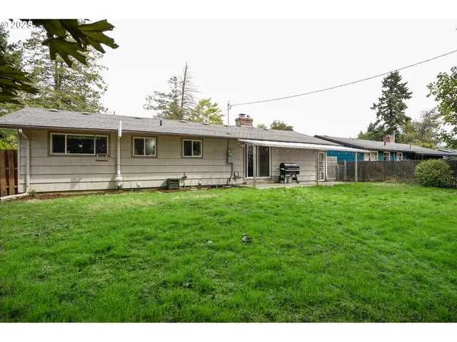 a front view of house with yard