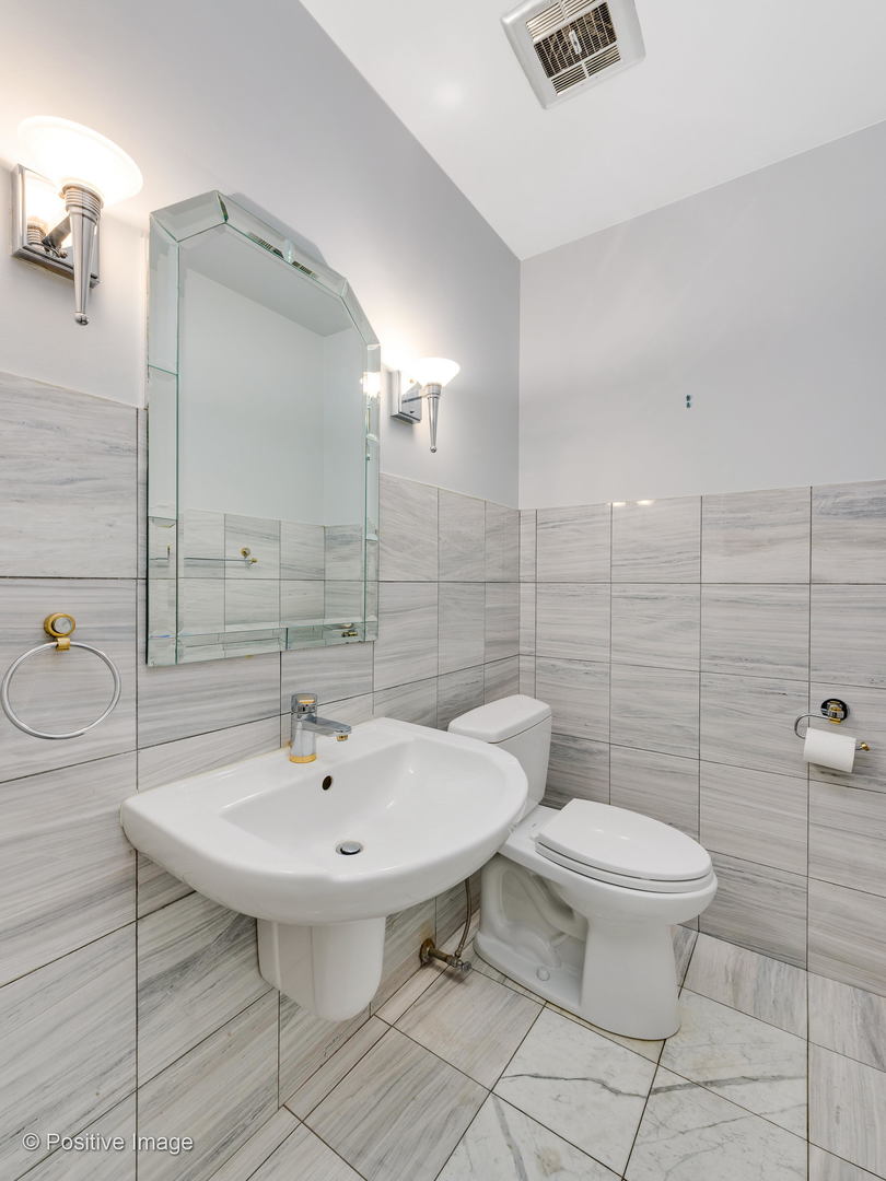 757 Ridge Road Highland Park, IL 60035 - Photo 11 of 26 a bathroom with a sink a toilet and shower