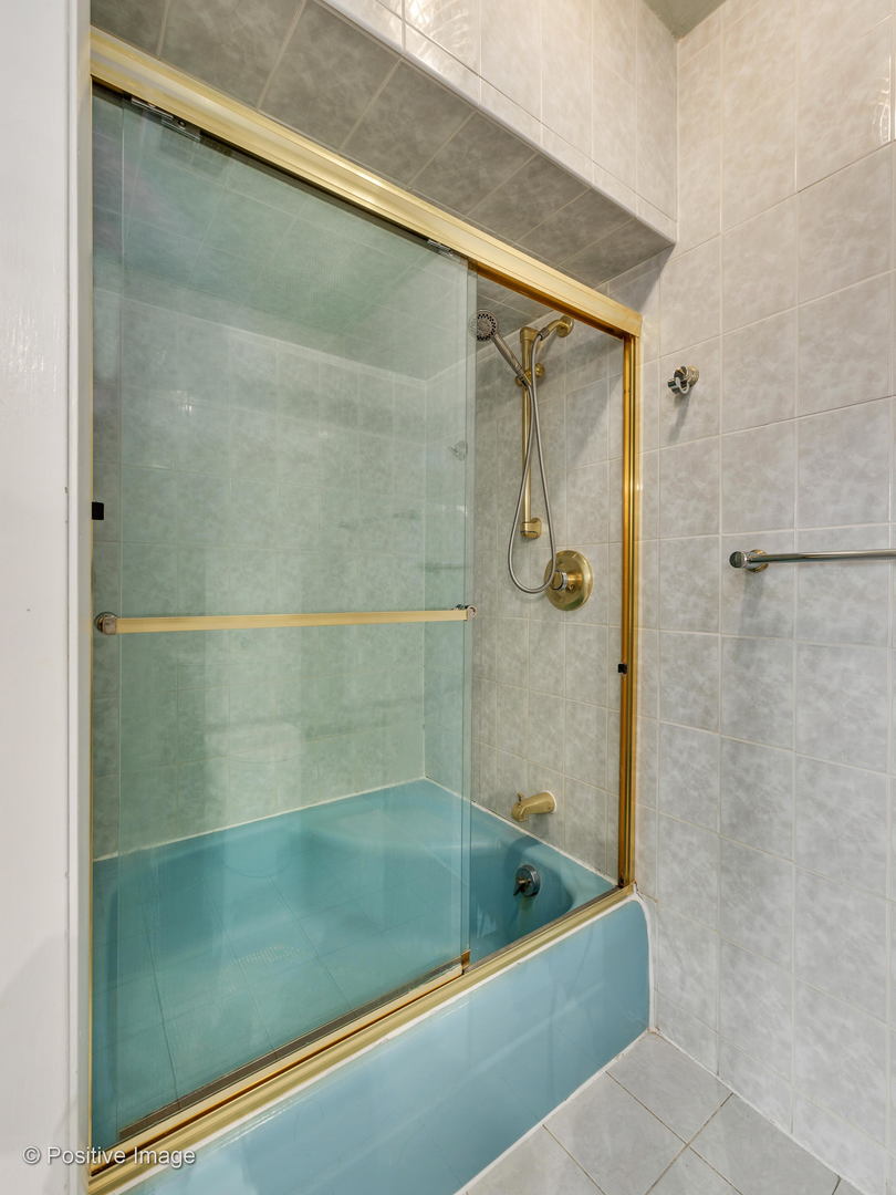 757 Ridge Road Highland Park, IL 60035 - Photo 15 of 26 a bathroom with a bath tub