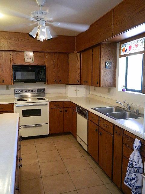 3031 Montgomery Road Red Bluff, CA 96080 - Photo 5 of 21 Double Stainless Sink, endless counters