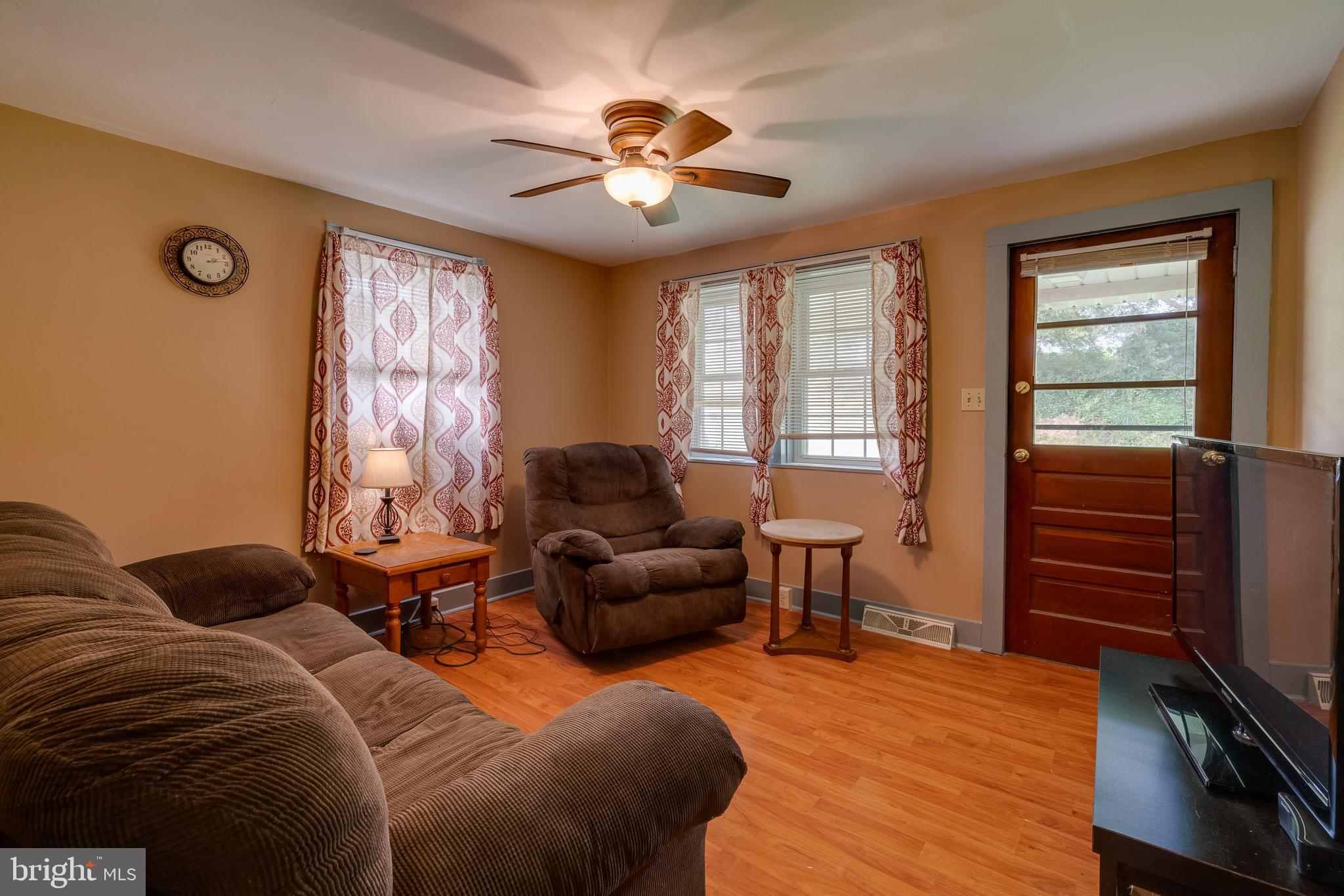 433 Ashville Road Oxford, PA 19363 - Photo 16 of 33 Living Room View