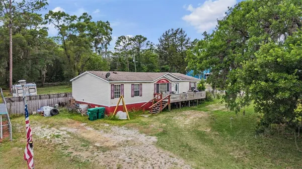 a view of a house with backyard and garden
