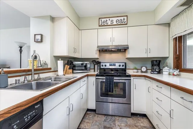 $169,900 | B2 Long Bay Point Drive, Galena, IL 61036