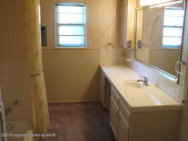 6206 Dreyfuss Road Amarillo, TX 79106 - Photo 11 of 15 a bathroom with a sink and a bathtub