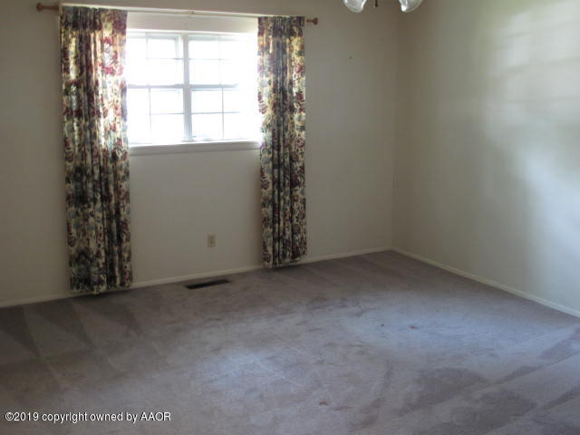6206 Dreyfuss Road Amarillo, TX 79106 - Photo 12 of 15 an empty room with windows