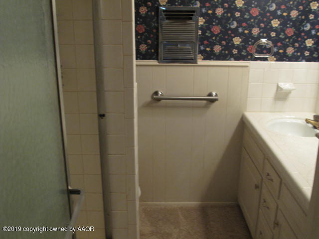 6206 Dreyfuss Road Amarillo, TX 79106 - Photo 13 of 15 a bathroom with a sink and mirror